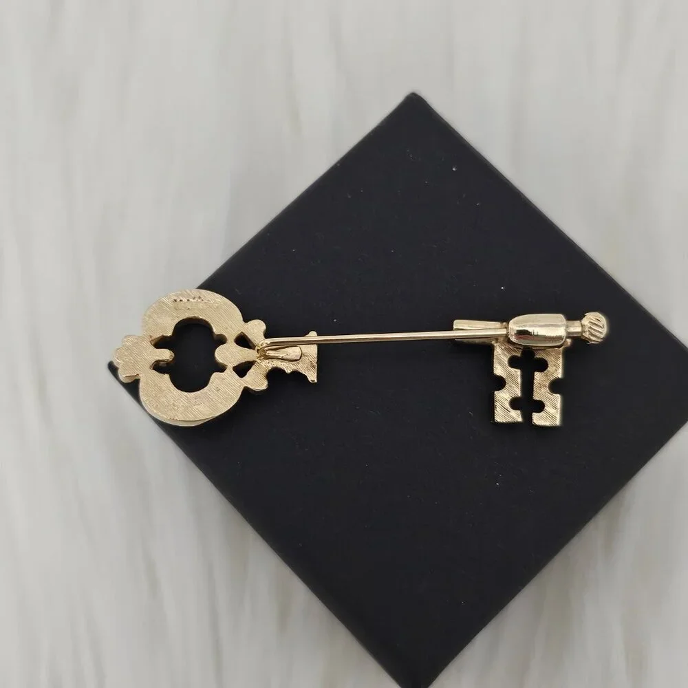 Avon Vintage 1978 Gold Tone Fashion Keynote Skeleton Key Stick Pin Brooch